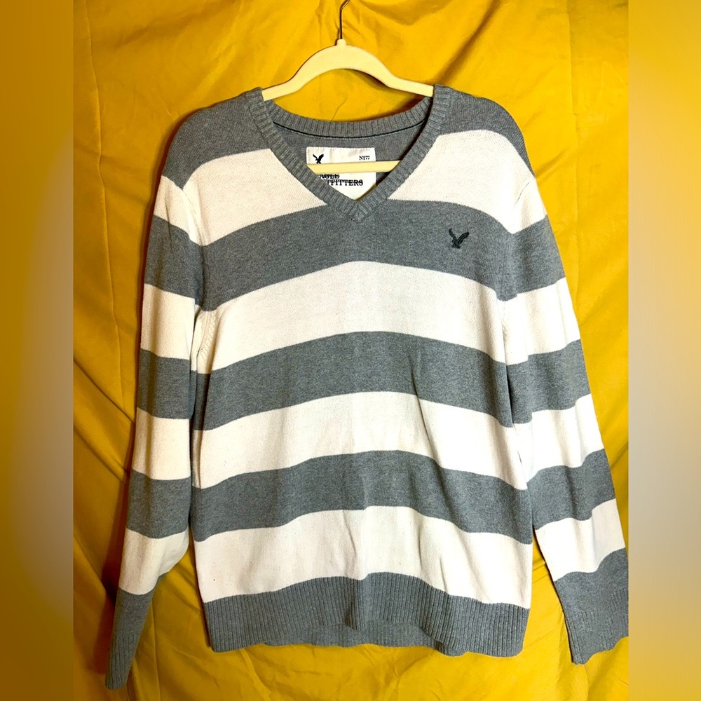 American eagle v neck sweater size XL